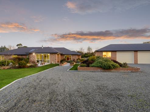 127 Summerhill Road, Cust