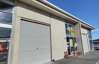 Tidy industrial unit in Northpoint with car parks!