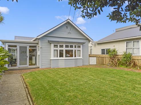 203 Onepu Road, Lyall Bay