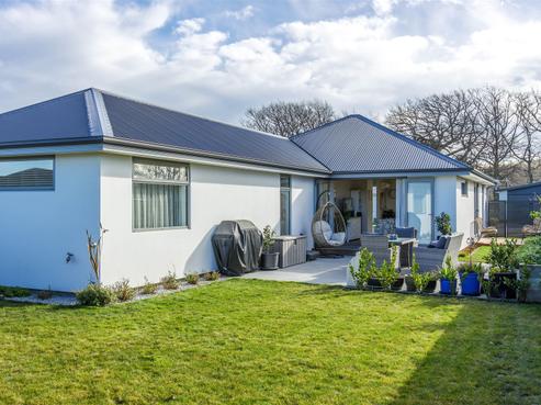 8 Crossley Avenue, Woodend