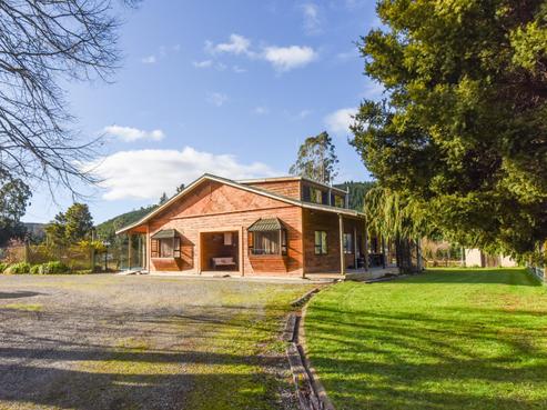 402 Pigeon Valley Road, Wakefield