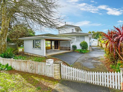 11 Sandrine Avenue, Clover Park
