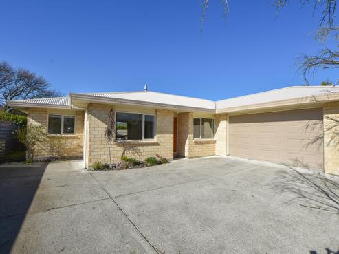 242A High Street North, Carterton