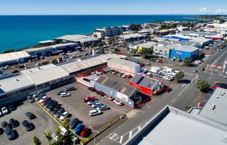 High exposure - Showroom with workshop 