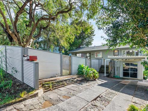 16 De Val Drive, Titirangi