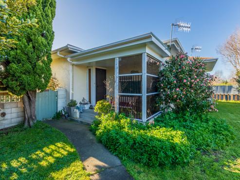 800 Clive Street, Akina