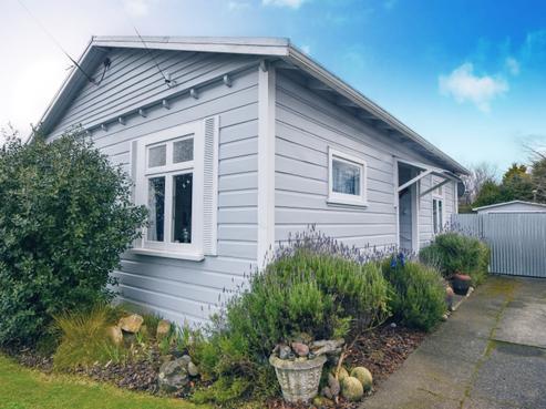 214 High Street South, Carterton