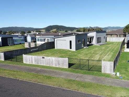 126 Rangiora Crescent, Matarangi
