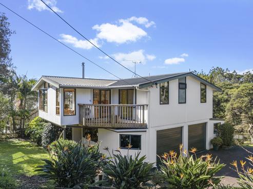 706 Huia Road, Parau
