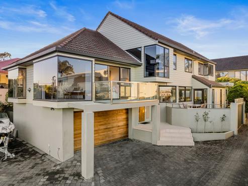 2/28 Orchard Road, Waiake