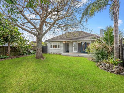 11 Hikurangi Street, Te Atatu Peninsula