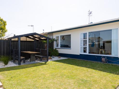 11 Ashcroft Street, Pirimai