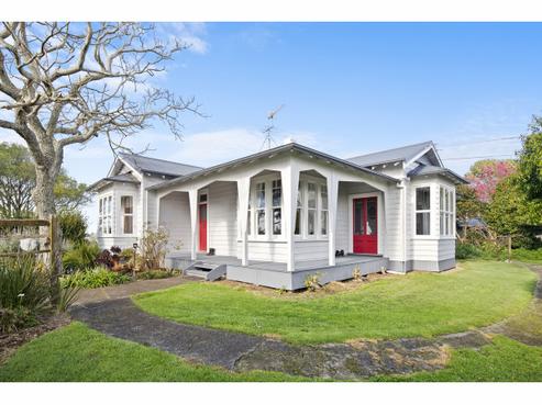 1085 Awhitu Road, Pollok