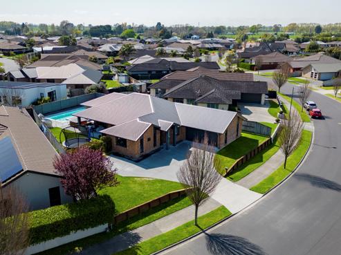 115 Saint James Drive, Huntington