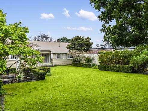 15 Hollywood Avenue, Epsom