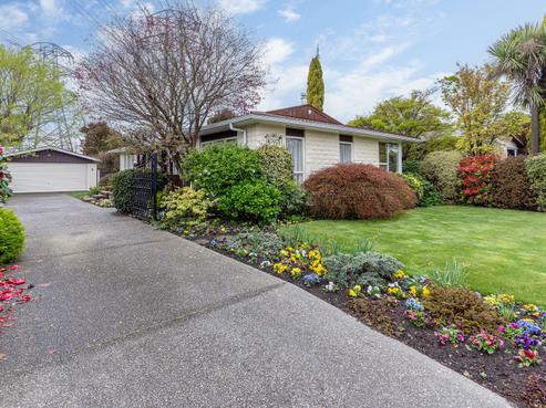 28 Ambleside Drive, Burnside