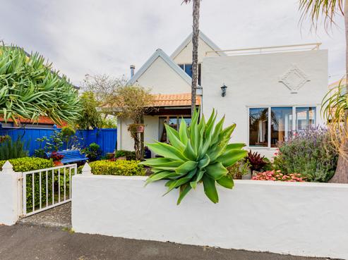 2/15 Meeanee Quay, Westshore