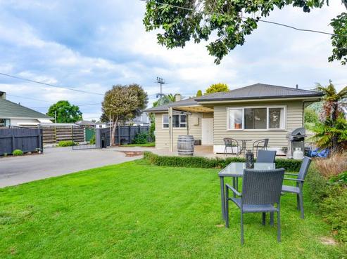 33 Ferry Road, Clive