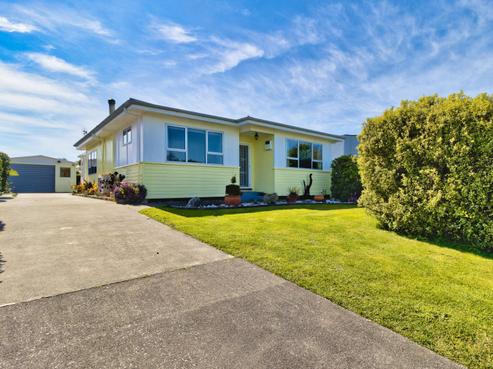 918 Dufferin Street, Akina