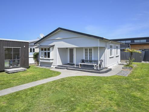 701 Buller Street, Akina