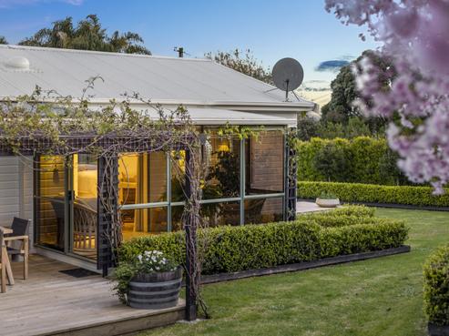 2 Ridge Road, Oneroa