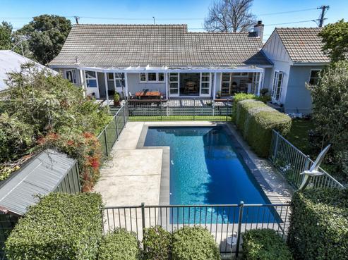571 Lyndhurst Road, Frimley