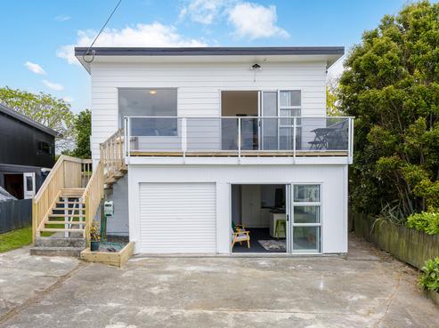 9 Piccadilly Circus, Snells Beach