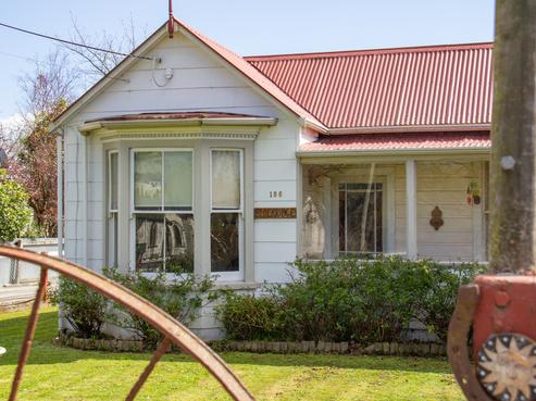 186 High Street South, Carterton