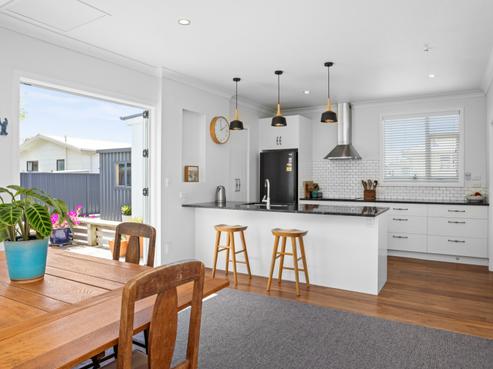 912 Clive Street, Akina
