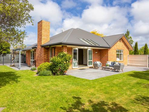 7 Benmore Gardens, Harewood