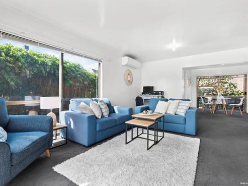 2/189 East Coast Road, Castor Bay