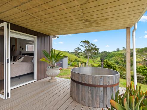 1044 Awhitu Road, Pollok