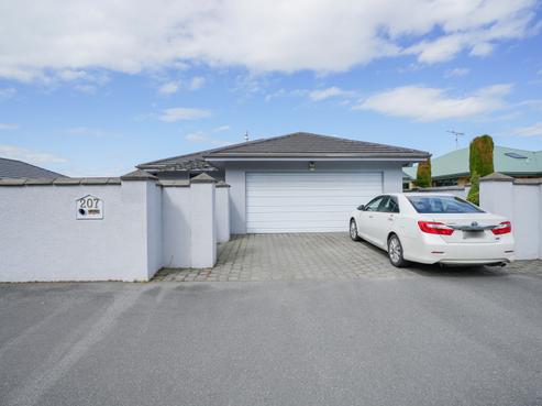 207 Queens Drive, Windsor
