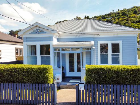 25 Riddlers Crescent, Petone