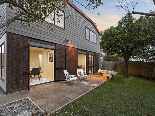 2/14 Aramoana Avenue, Devonport