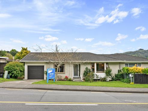 16 Blue Mountains Road, Pinehaven