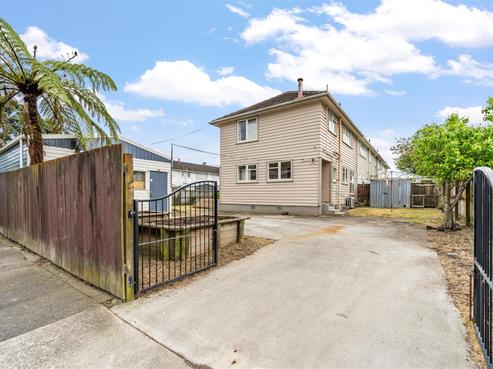 104 Whites Line East, Waiwhetu