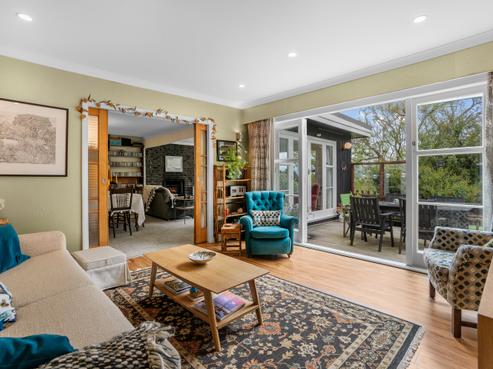208 Whites Line East, Waiwhetu
