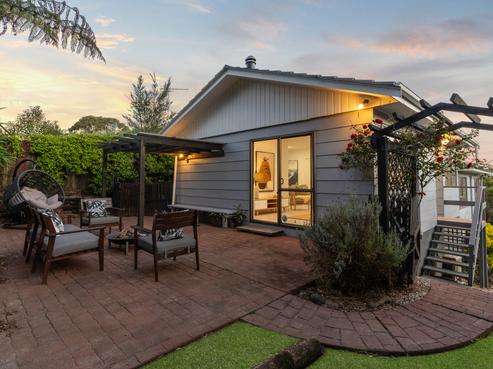 15 Jenanne Place, Totara Vale