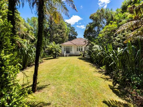 878 West Coast Road, Waiatarua