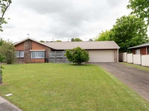 16 Oregon Crescent, Glenview