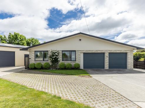 600 Murdoch Road East, Akina