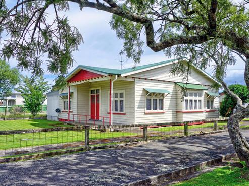 198 High Street South, Carterton