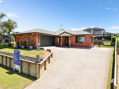 90 Farnborough Drive, Grandview Heights