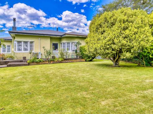 908 Clive Street, Akina