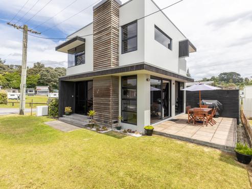102 Eighth Avenue, Urenui