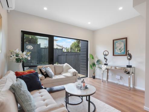 8/10 Newington Road, Henderson