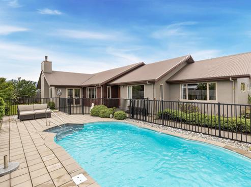 2 Ash Avenue, Albert Town