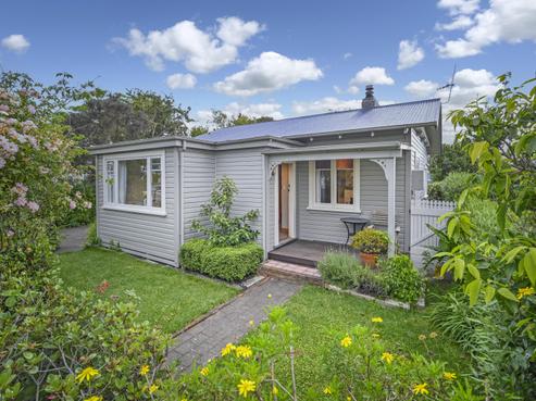 903 Lyell Street, Akina