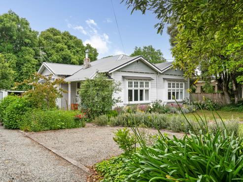 270 High Street North, Carterton